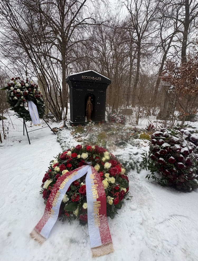 天天盈球官网-图片报：在贝肯鲍尔逝世两周年之际，拜仁为他的墓地献上新花圈