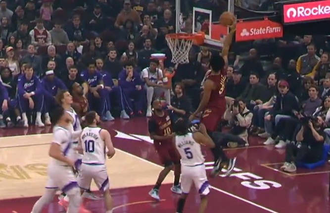 天天盈球-上来先扣一个！阿伦高高跃起抢断 随后快下接加兰抛传空接暴扣