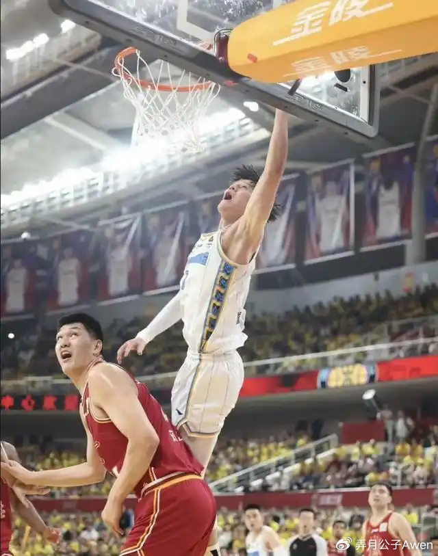 天天盈球下载-弄伤曾凡博后开始演受害者？刘传兴假摔引众怒，球迷：演技略差|山西|北京|陈盈骏|山西男篮|篮板_新浪体育_新浪新闻