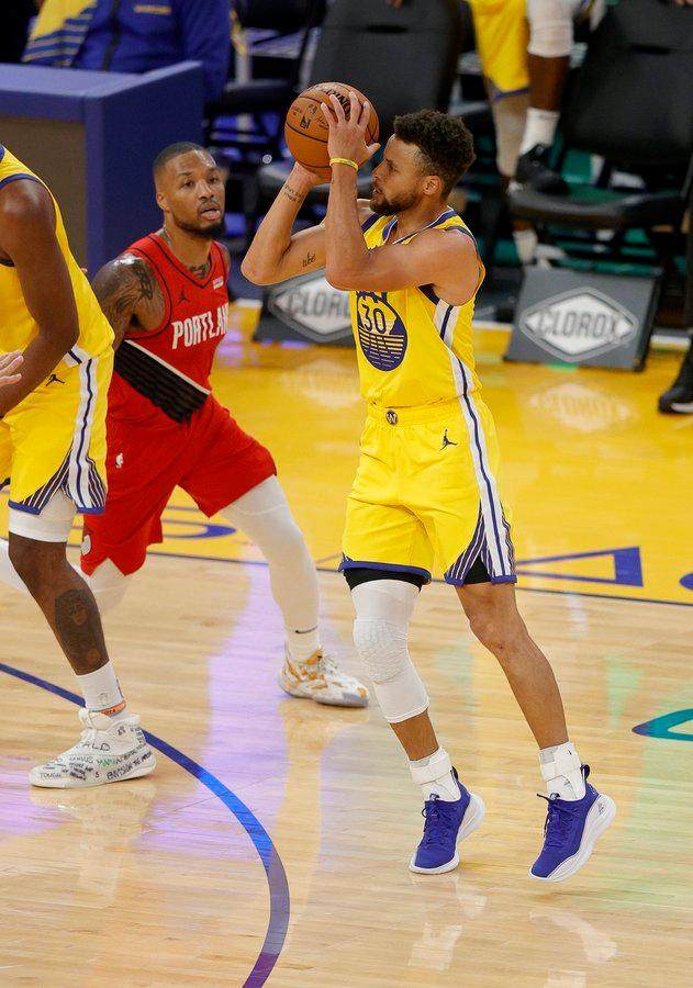 天天盈球-库里疯狂砍分不忘防守：最佳防守阵容给我投一票？