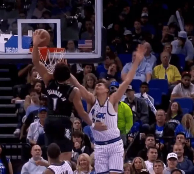 天天盈球网页版-香农径直杀入禁区，直接起飞上演炸裂隔人劈扣